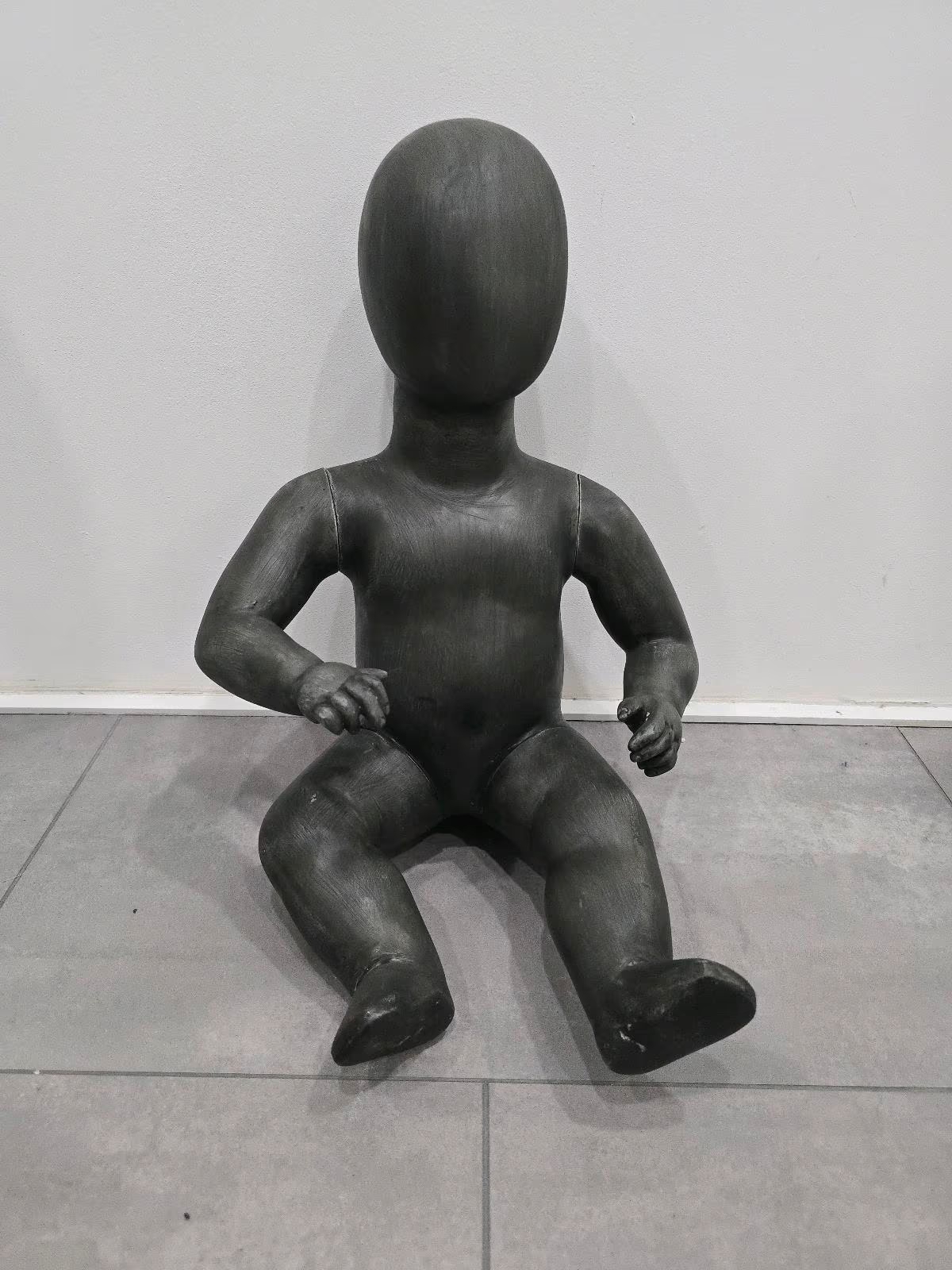 Schaufensterpuppe Kleinkind sitzend