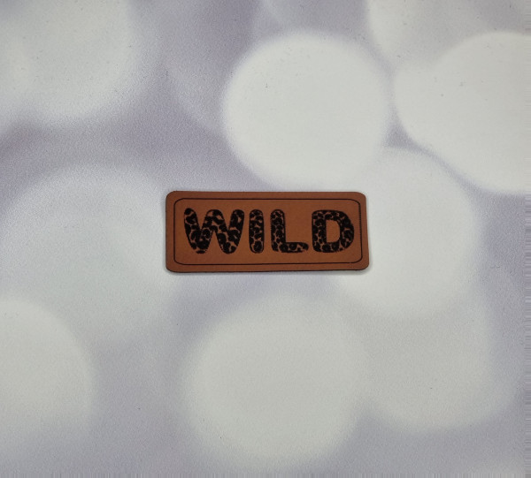 WILD 1 Braun Kunstleder Label