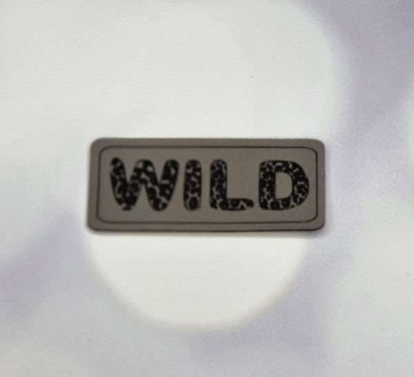 WILD 1 Grau Kunstleder Label